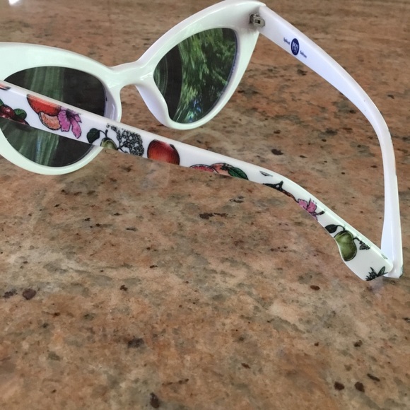 Spiked Seltzer Bon Viv Fruit Cats Eye Sunglasses Set of 2 - Picture 8 of 12
